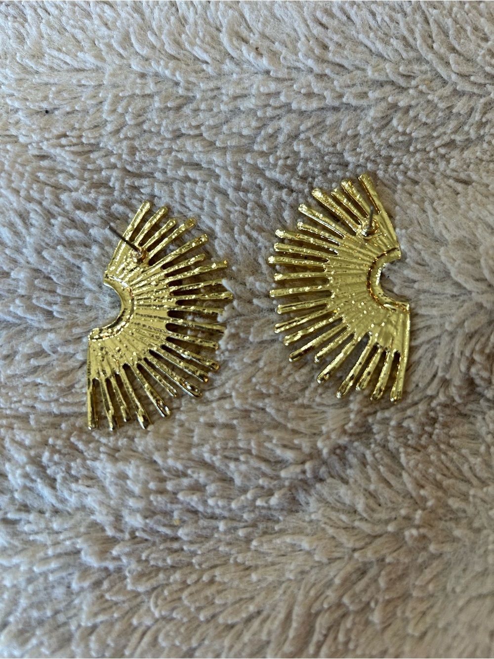 💚3/$25 Gold Radiant Sunburst Fan Pierced Earrings - Picture 3 of 6